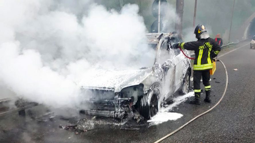 auto in fiamme sull'autostrada messina catania tra gazzi e san filippo