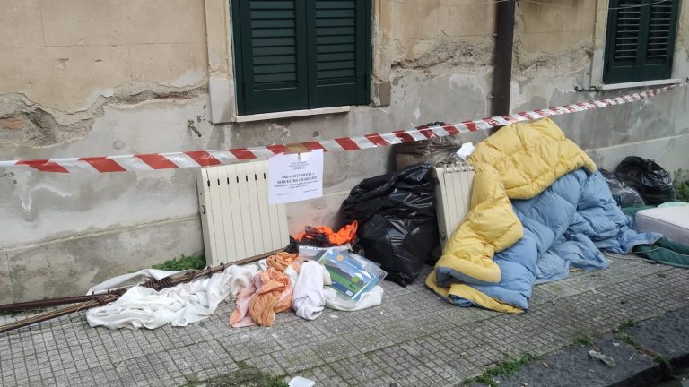 rifiuti di un appartamento abbandonati a messina