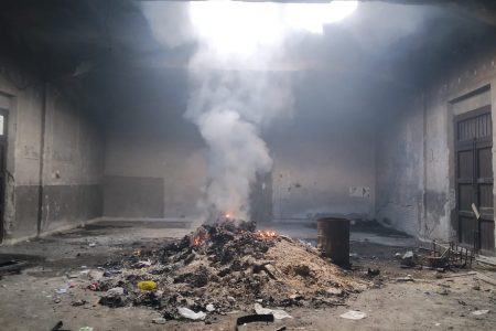 rifiuti bruciati in un deposito in zona don blasco