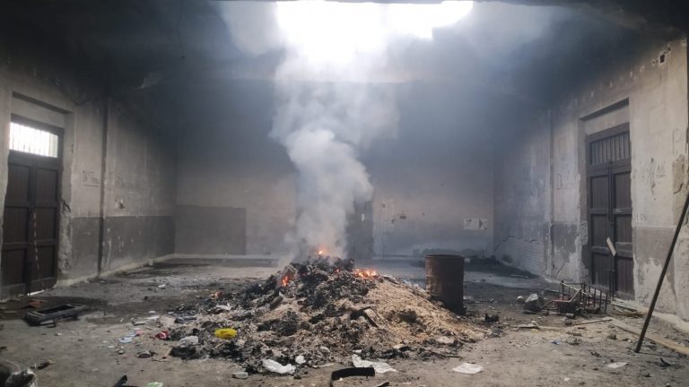 rifiuti bruciati in un deposito in zona don blasco