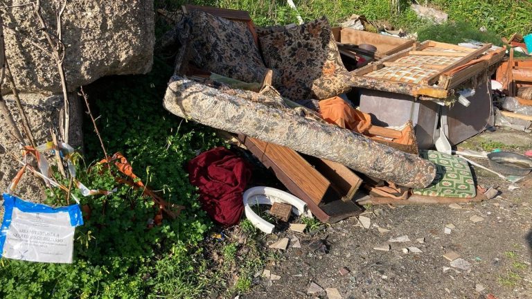 rifiuti sulla strada per i colli, a messina