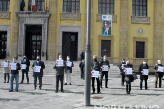Rappresentanti dell'associazione Genitori per sempre riuniti di fronte al Tribunale di Messina per l'inaugurazione della prima panchina blu d'Italia