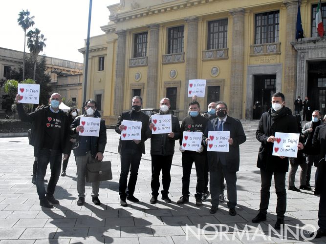 Rappresentanti dell'associazione Genitori per sempre riuniti di fronte al Tribunale di Messina per l'inaugurazione della prima panchina blu d'Italia