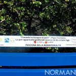 Foto della prima panchina blu d'Italia - Panchina della bigenitorialità