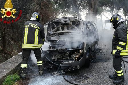 auto in fiamme a messina