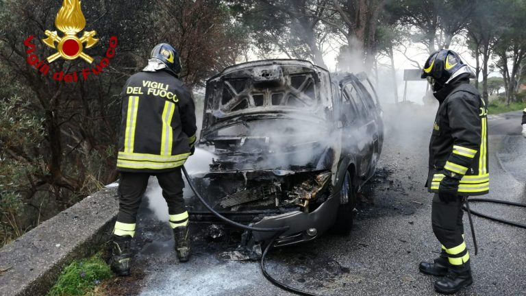 auto in fiamme a messina