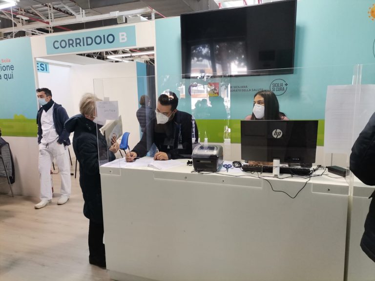 vaccini covid vulnerabili all'hub della fiera di messina