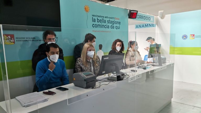 hub vaccini covid alla fiera di messina