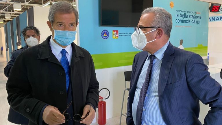 nello musumeci e bernardo alagna all'hub vaccinale della fiera di messina