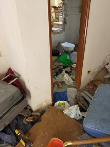 rifiuti nelle baracche di camaro sottomontagna, area di risanamento di messina