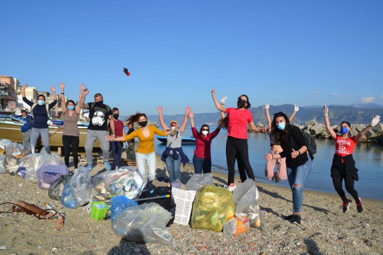 pulizia spiagge di messina con messinattiva