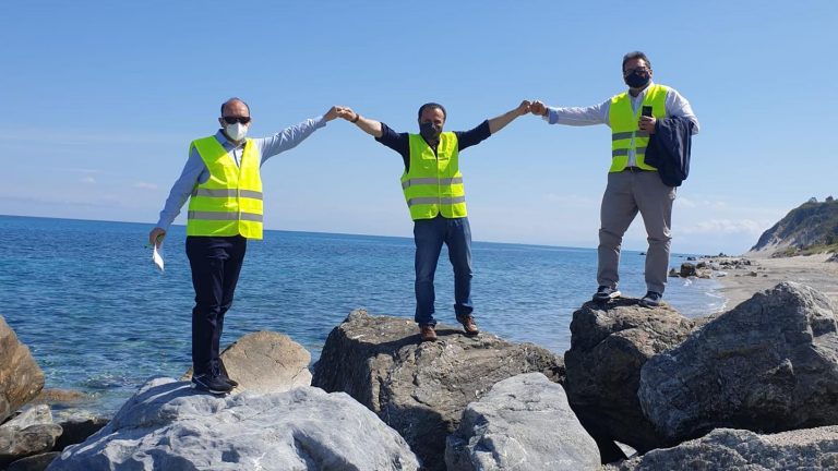 erosione costiera a messina, Cateno de luca e gli assessori Francesco Caminiti e Massimo Minutoli a Santo Saba