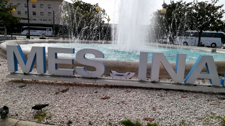 scritta messina sulla fontana alla stazione centrale