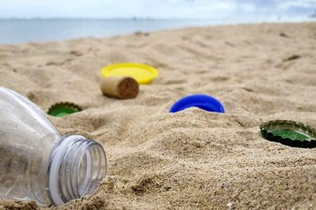 pulizia spiagge plastica