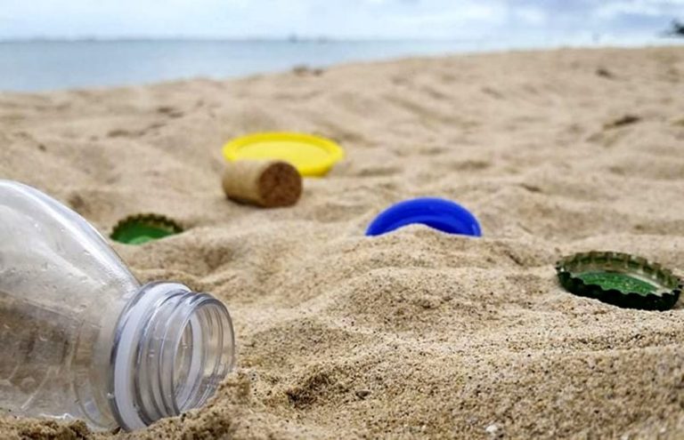pulizia spiagge plastica