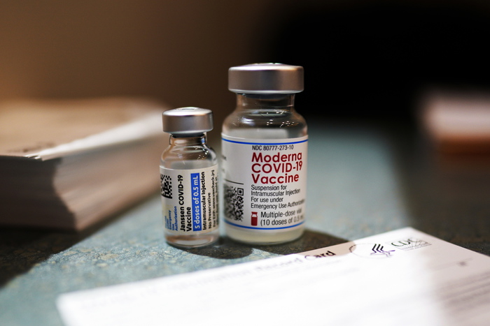 vaccino covid johnson & johnson (janssen) e moderna