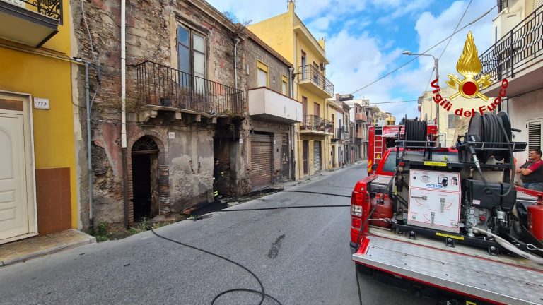 incendio abitazione a barcellona pozzo di gotto in provincia di messina