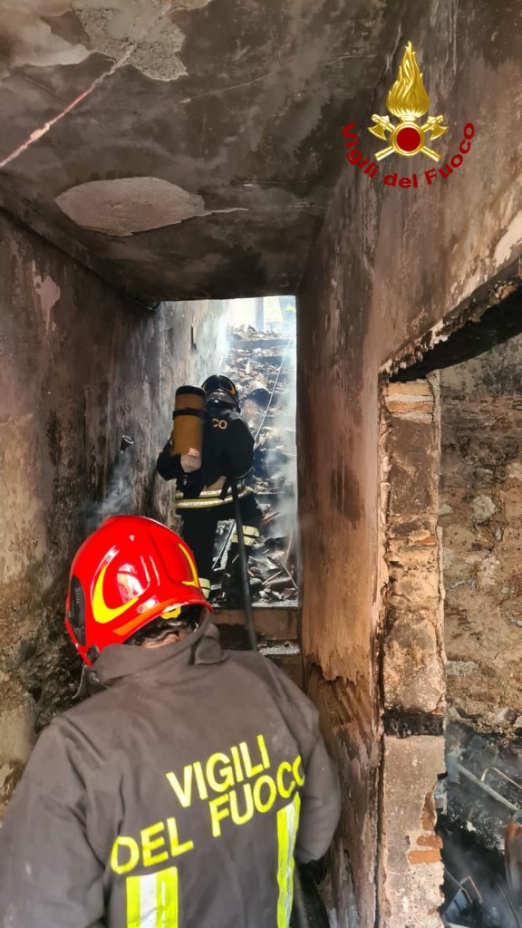 incendio abitazione a barcellona pozzo di gotto in provincia di messina