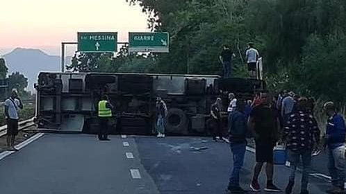 incidente sull'autostrada a18 messina-catania, tir ribaltato vicino giarre