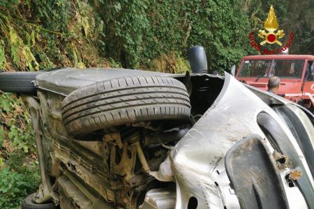 incidente a patti, provincia di messina, auto ribaltata