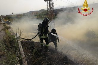 autocisterna prende fuoco per strada nella zona industriale di milazzo