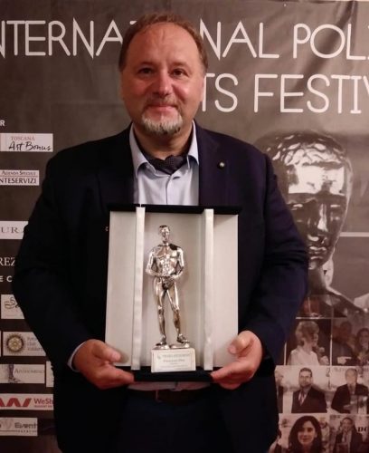 Premio Internazionale Apoxiomeno 2021 la stutuetta consegnata al Prof Francesco Pira