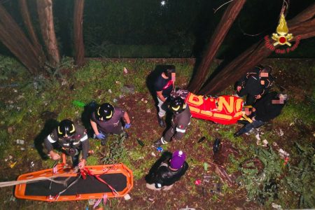 vigili del fuoco di messina soccorrono ragazza caduta da un muro di 5 metri a tremonti