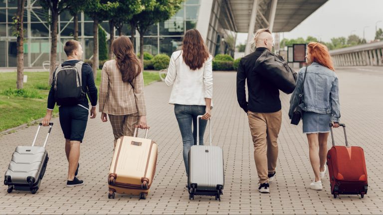 ragazzi con la valigia in erasmus