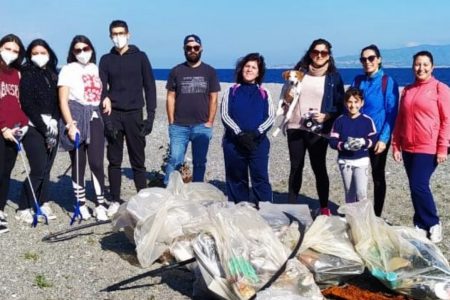 i volontari di messinattiva raccolgono rifiuti sulla spiaggia di santa margherita