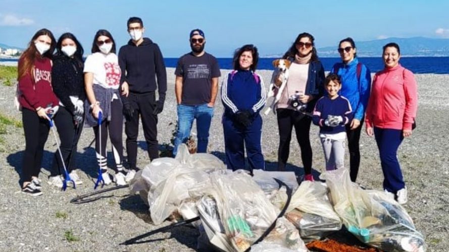 i volontari di messinattiva raccolgono rifiuti sulla spiaggia di santa margherita