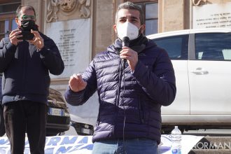 manifestazione contro cateno de luca sindaco di messina