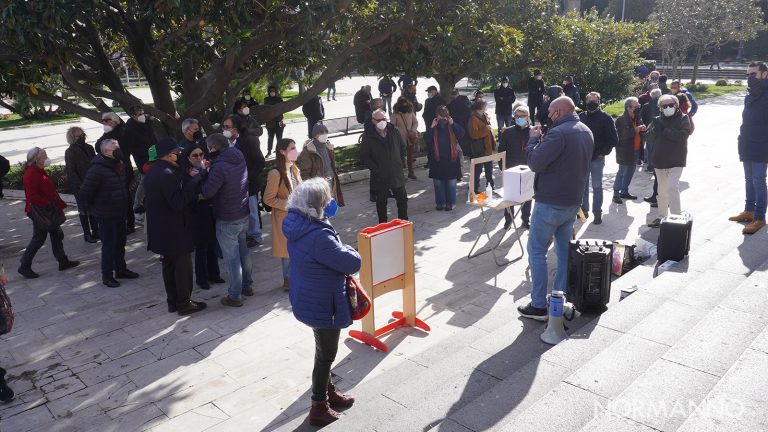 manifestazione contro cateno de luca sindaco di messina
