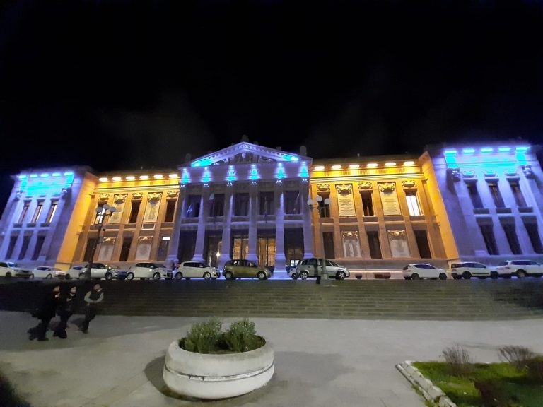 palazzo zanca con i colori dell'ucraina