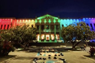 municipio giornata contro l'omofobia: palazzo zanca illuminato arcobaleno