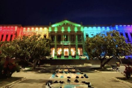 municipio giornata contro l'omofobia: palazzo zanca illuminato arcobaleno