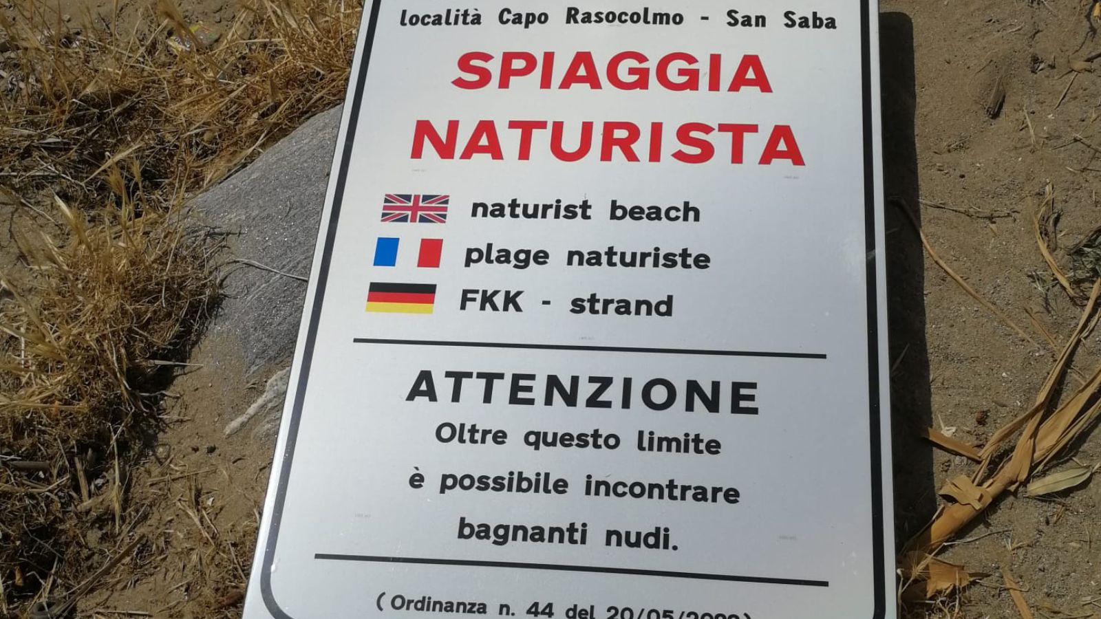 Capo Rasocolmo: divelto il cartello che indicava la spiaggia naturista -  Normanno.com