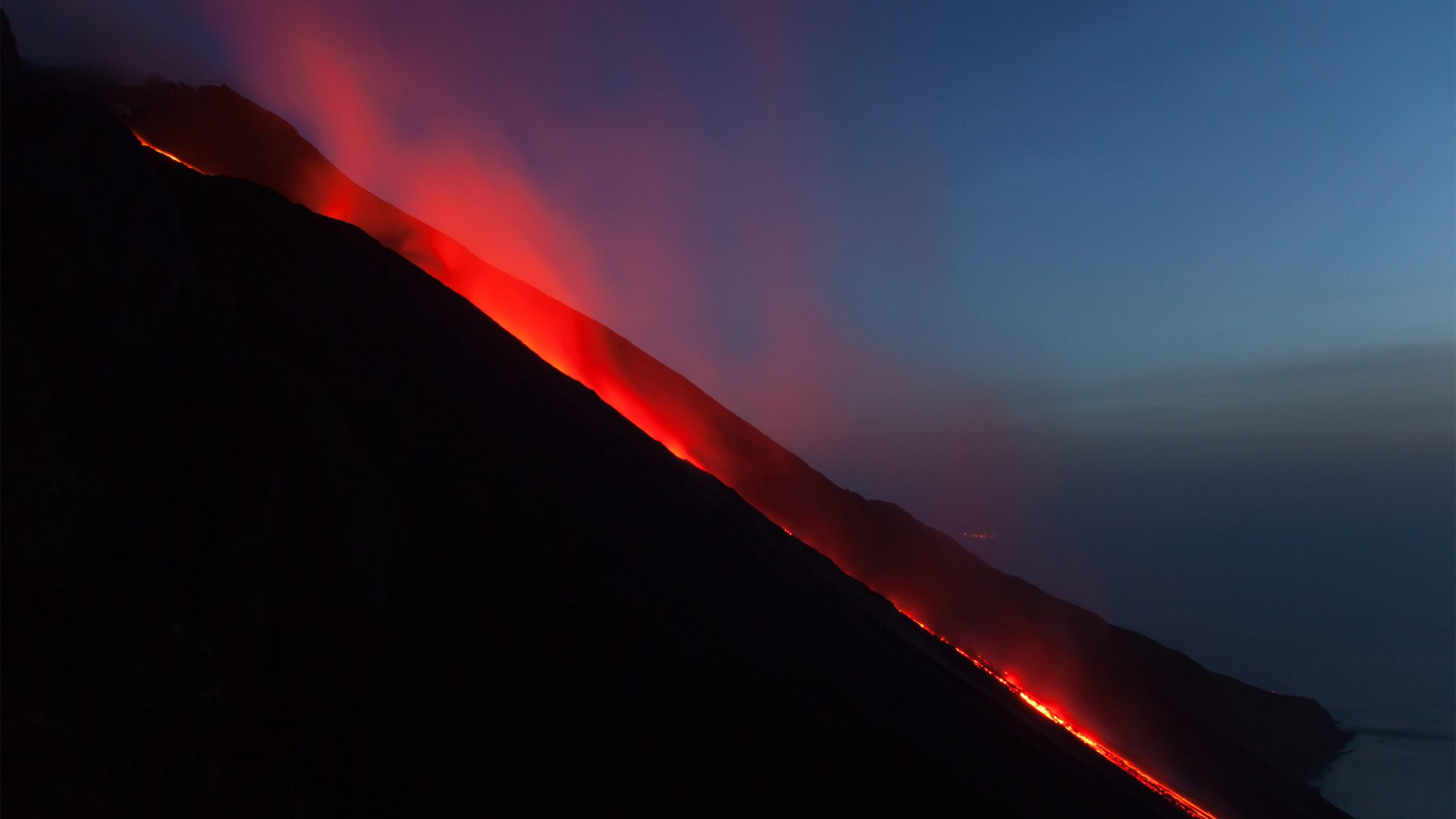 Esplosioni a Stromboli il materiale ricade lungo la Sciara del Fuoco