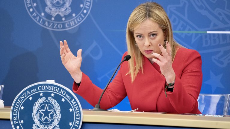 Sopralluogo stamani degli Assessori con delega alla Protezione Civile Massimiliano Minutoli e alla Difesa del Suolo Francesco Caminiti nel villaggio di Acqualadrone. Nei giorni scorsi la forte mareggiata aveva creato notevoli disagi alla popolazione e la Protezione Civile è prontamente intervenuta con i suoi mezzi per la sistemazione delle strade e il posizionamento di alcuni blocchi di New Jersey a protezione delle strade stesse. Nel sopralluogo di oggi gli Assessori Minutoli e Caminiti hanno verificato la fattibilità di ulteriori posizionamenti di massi o l’entità dei lavori da effettuare per il riposizionamento di quelli già esistenti che eventualmente sarebbero stati disarcionati dalla mareggiata stessa. I due esponenti dell’Amministrazione Basile, insieme ai componenti dei Comitati spontanei di Acqualadrone, hanno potuto rappresentare lo stato dell’arte e anche del progetto in fase esecutiva del posizionamento delle barriere a protezione del villaggio