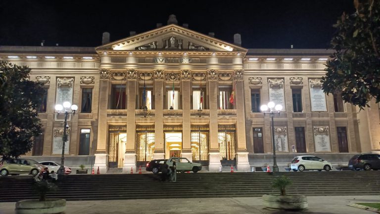 palazzo zanca illuminato di bianco per la ricerca sul cancro al polmone