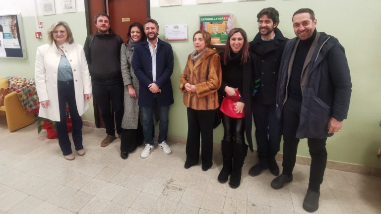 defibrillatore donato dall'associazione nino cucinotta al liceo la farin