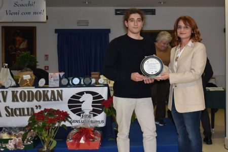 il messinese Alberto Otera, vincitore Open C, premiato dall'imprenditrtice Mariagiovanna Cacopardi