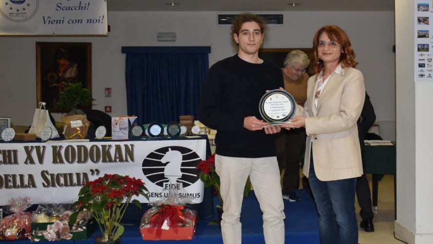 il messinese Alberto Otera, vincitore Open C, premiato dall'imprenditrtice Mariagiovanna Cacopardi