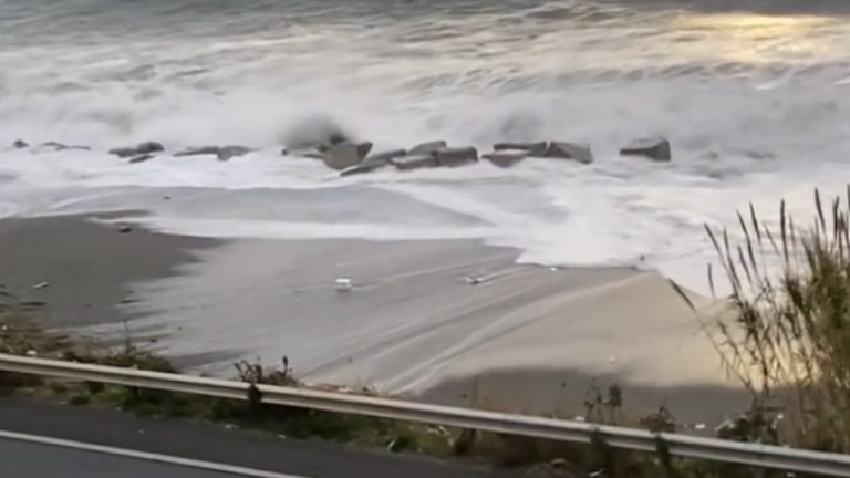 mareggiata a santa margherita per il maltempo a messina
