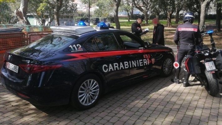 controlli dei carabinieri a villa dante