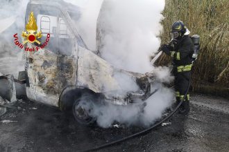 incendio furgone patti vigili del fuoco