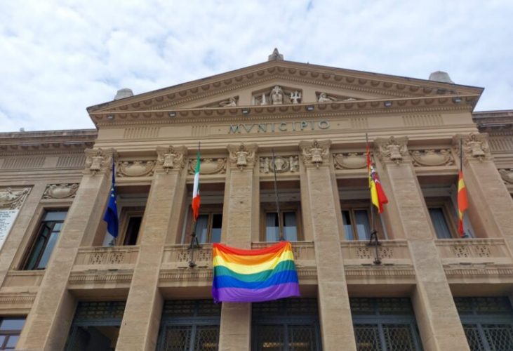 bandiera arcobaleno stretto pride 2023 comune di messina