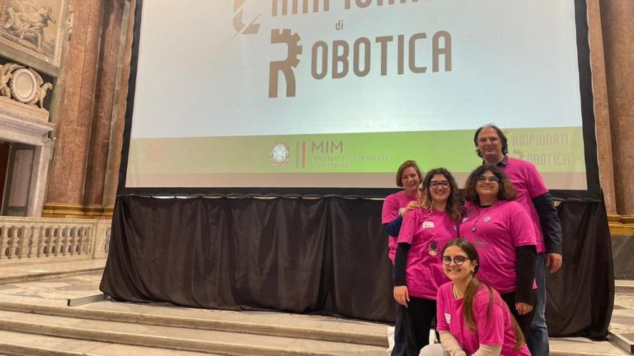 squadra al femminile del verona trento al campionato nazionale di robotica 2023