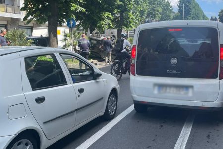 incidente a messina: macchina ribaltata in via Garibaldi
