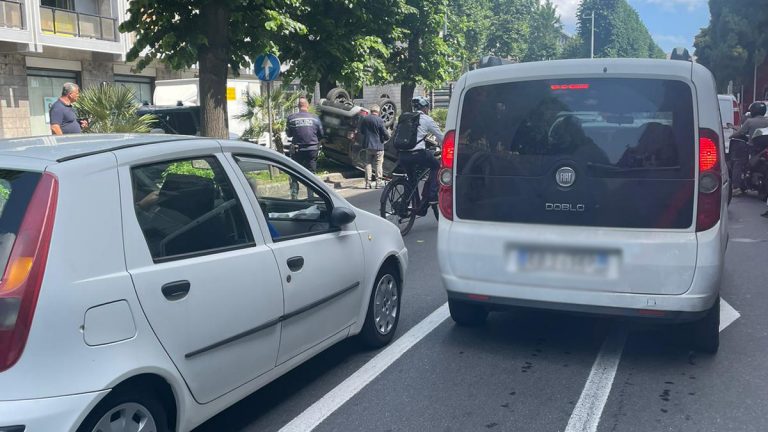incidente a messina: macchina ribaltata in via Garibaldi