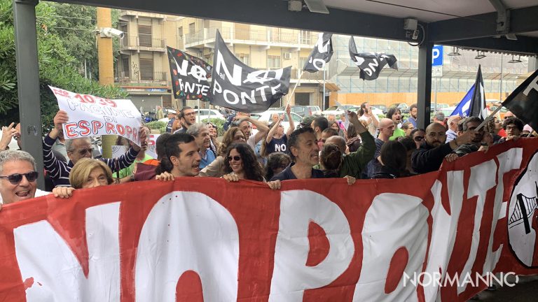 protesta no ponte sullo stretto contro matteo salvini a messina